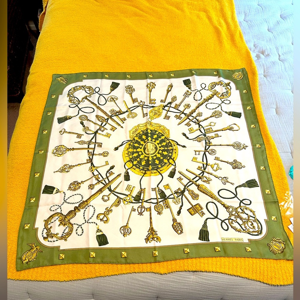 Rare “Les Cles” vintage authentic Hermes green scarf